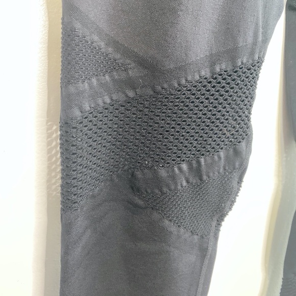 Fabletics Julie Seamless Mesh Panel Crop Leggings - Picture 3 of 6